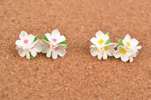 Set de boucles doreilles artisanales clous pâte polymère 2 paires perce-neige - MADEheart.com