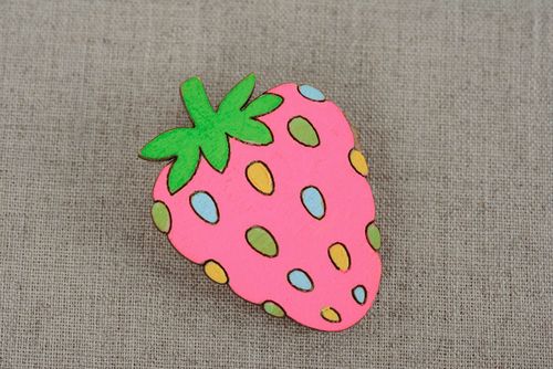Strawberry brooch - MADEheart.com