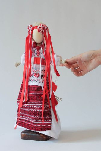 Boneca-motanka étnica Protectora feita à mão de tecidos naturais - MADEheart.com