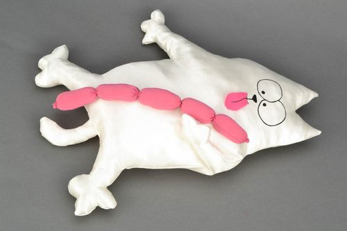 Интерьерная игрушка подушка в виде кота с сосисками - MADEheart.com