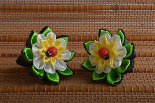 Mädchen Haarschmuck mit Marienkäfern Schmuck handgemacht zwei Blumen Haargummis - MADEheart.com