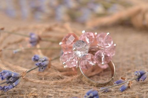 Розовое кольцо из стекляруса на металлической основе аксессуар ручной работы - MADEheart.com
