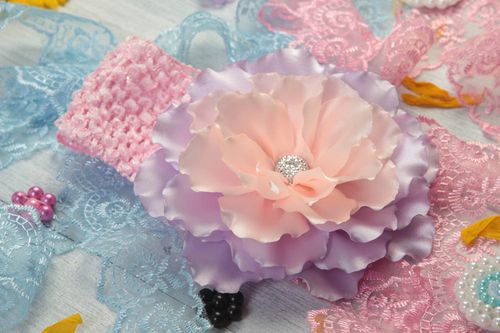 Handmade Haarband mit Blume Mädchen Haarschmuck Mode Accessoire weiß blau - MADEheart.com