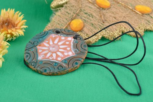 Ciondolo in ceramica naturale fatto a mano pendente etnico con laccio - MADEheart.com
