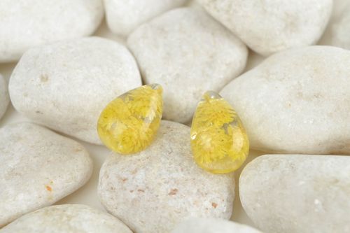 Boucles doreilles gouttes Bijou fait main jaune clous résine époxy Cadeau femme - MADEheart.com