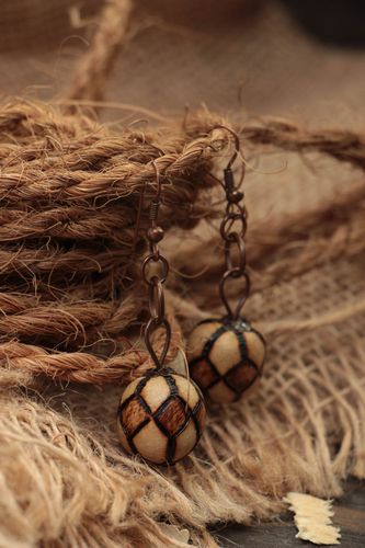 Handmade Ohrringe aus Holz Modeschmuck Ohrhänger Accessoire für Frauen stilvoll - MADEheart.com