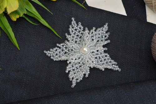 Handmade Schmuck Brosche Accessoire für Frauen Brosche Modeschmuck Blume weiß - MADEheart.com