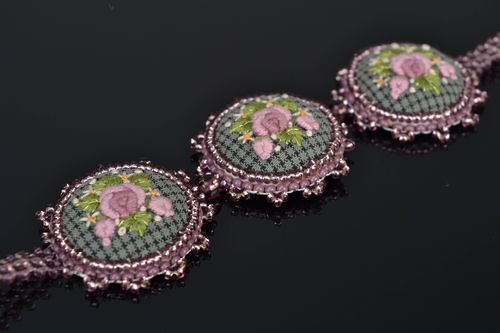 Handgemachtes Armband mit Stickerei lila Rosen   - MADEheart.com