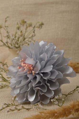 Handmade Schmuck Brosche Haarspange Blume Haar Accessoires graue Chrysantheme  - MADEheart.com