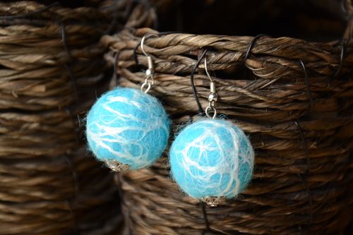 Boucles doreilles boules en laine feutrée faites main fil daraignée - MADEheart.com