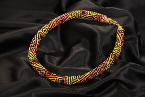 Collar de abalorios artesanal de bisutería hecho a mano ornametado zigzag  - MADEheart.com