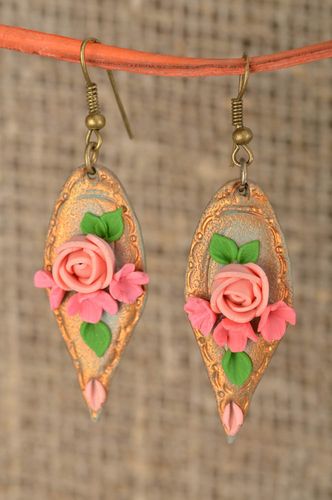 Pendientes artesanales originales de arcilla polimérica con rositas rosadas - MADEheart.com