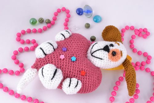 Jouet mou tricoté à la main blanc fait main chien avec cœur cadeau pour enfant - MADEheart.com