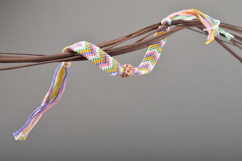 Diskretes geflochtenes Armband aus Fäden Mulinee bunt handmade - MADEheart.com