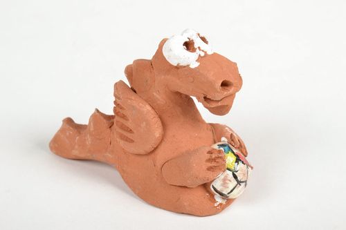 Handmade Keramik Figur Drache mit Ball Haus Deko Miniatur Figur niedlich - MADEheart.com