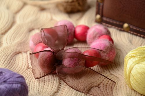 Bracelet fait main de perles en laine rouge avec ruban - MADEheart.com