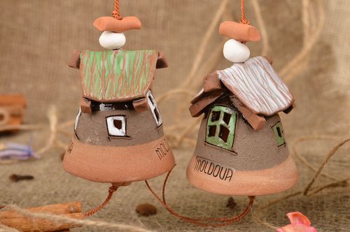 Dekorative Glöckchen aus Ton Set 2 Stück mit Glasur bemalt handmade Häuser  - MADEheart.com