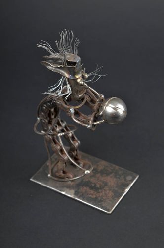 Petite figurine faite main Statuette design en métal Déco maison Baba Yaga - MADEheart.com