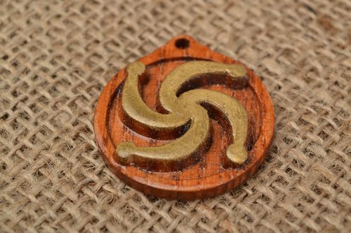 Pendentif sculpté en bois fait main verni avec symbole slave de la Lignée - MADEheart.com