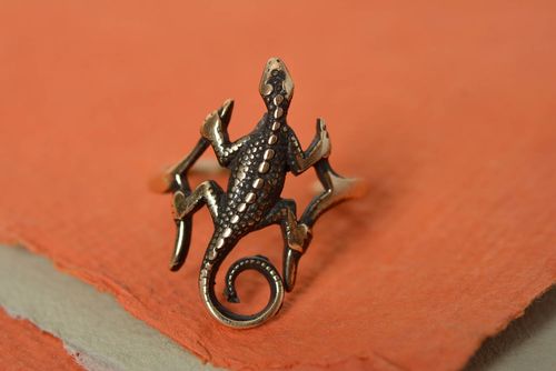 Anillo de bronce artesanal con forma de lagarto fundido de talla ajustable - MADEheart.com