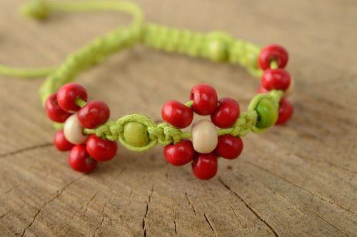 Bracelet en cordon tressé étroit vert et rouge fait main en macramé fleurs - MADEheart.com