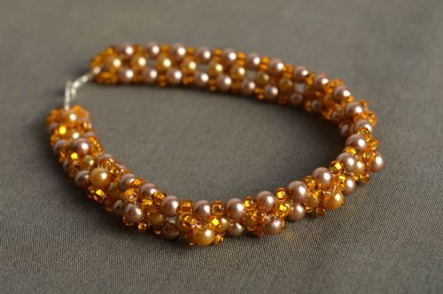 Damen Armband handgefertigt Schmuck aus Glasperlen Designer Accessoire in Gelb - MADEheart.com