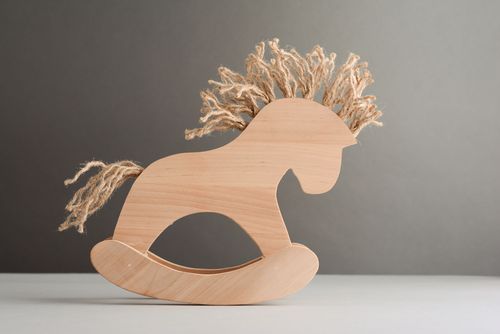 Modèle de jouet cheval de bois fait main - MADEheart.com