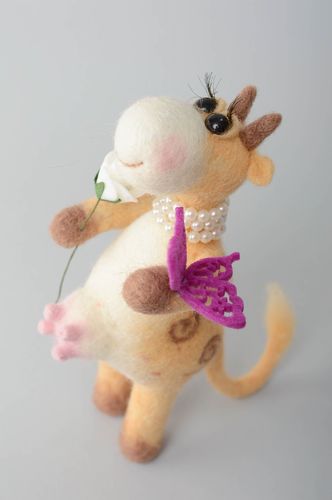 Валяная игрушка коровка из войлока - MADEheart.com