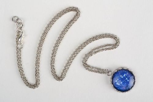 Glas Anhänger mit Sternzeichen Zwillinge und Kette aus Metall Handarbeit - MADEheart.com