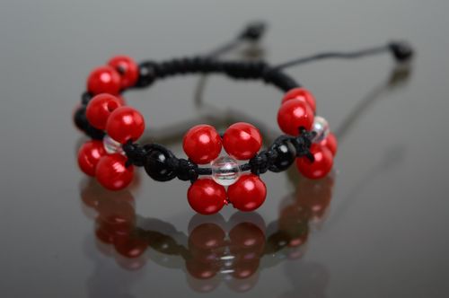 Black and red macrame bracelet with ceramic beads - MADEheart.com
