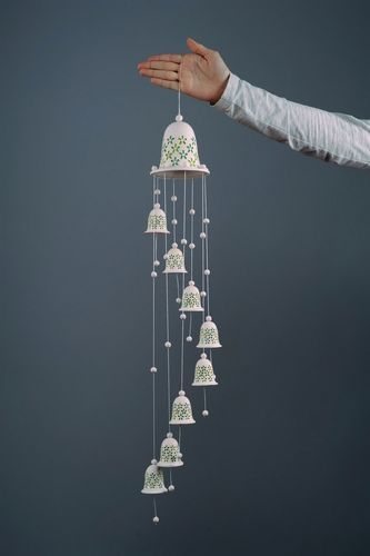 Weiße dekorative Glöckchen aus Ton - MADEheart.com
