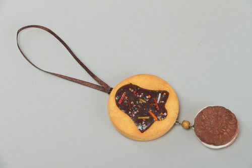 Suspension décorative en pâte polymère biscuit avec cloche faite à la main - MADEheart.com