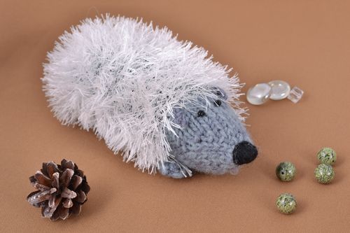 Giocattolo a maglia fatto a mano pupazzo morbido a forma di riccio grigio - MADEheart.com