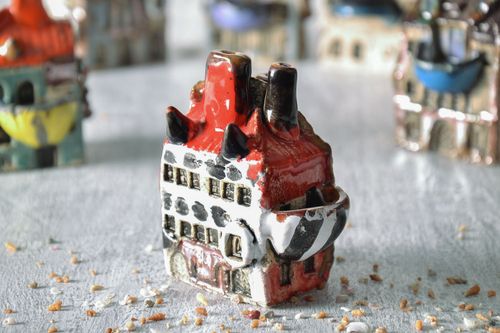 Ton Figurine Haus - MADEheart.com