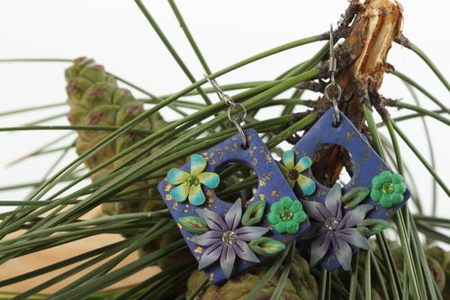 Handmade Blumen Ohrringe Accessoire für Frauen Designer Schmuck aus Plastik - MADEheart.com
