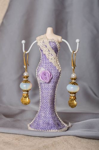 Lange handgemachte Ohrringe mit Anhängern Accessoire für Frauen mit Messing - MADEheart.com
