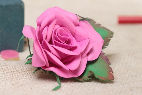 Blume Brosche aus Stoff handmade originell in Form von Rosa zart für Frauen - MADEheart.com