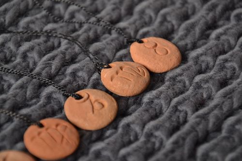 Pingente de cerâmica com signo de Zodíaco Escorpião - MADEheart.com