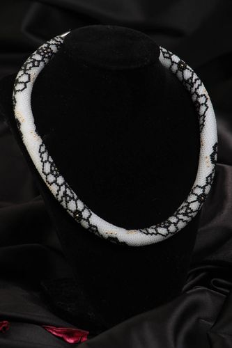 Collier spirale en perles de rocaille tchèques fait main avec motif floral - MADEheart.com