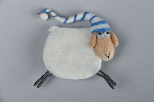 Felted brooch Sheep - MADEheart.com