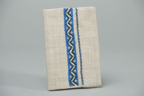 Handgemachte Passhülle mit Stickerei - MADEheart.com