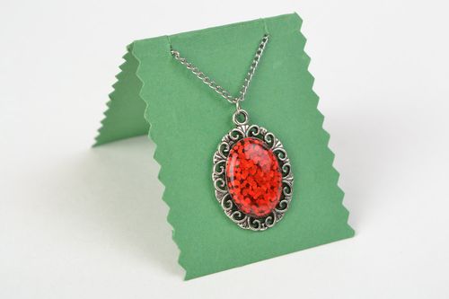 Pendentif vintage fait main en résine époxyde ovale rouge de design Vintage - MADEheart.com