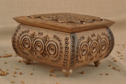 Portagioielli di legno fatto a mano cofanetto quadrato scrigno intagliato  - MADEheart.com