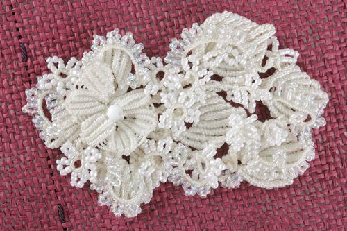 Broche fleurs blanches en fils et perles de rocaille - MADEheart.com