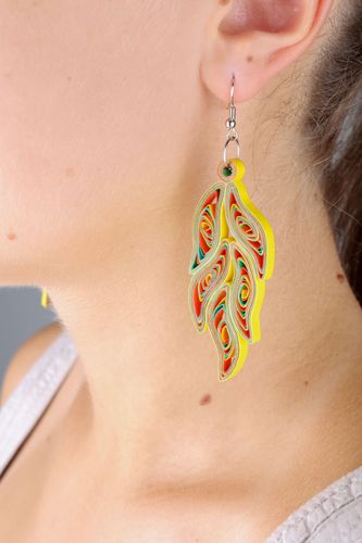 Brincos artesanais em técnica quilling de papel Folhas do fogo - MADEheart.com
