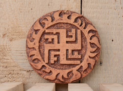 Prato decorativo talismã eslavo feito à mão de argila para decoração do interior em estilo étnico Marichka - MADEheart.com