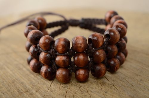 Makramee Armband mit Holzperlen - MADEheart.com