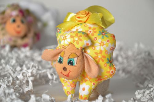 Mouton à suspendre jaune fait main  - MADEheart.com