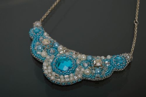 Beaded necklace of white and blue colors - MADEheart.com