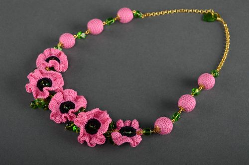 Collar tejido a ganchillo con flores rosadas - MADEheart.com